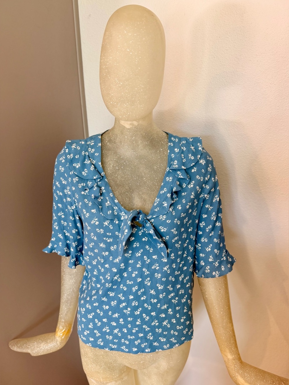 Sezane Pomme Blue and White Floral Tie-Front Ruffle Blouse. Size 34FR/2 US - Picture 2 of 11
